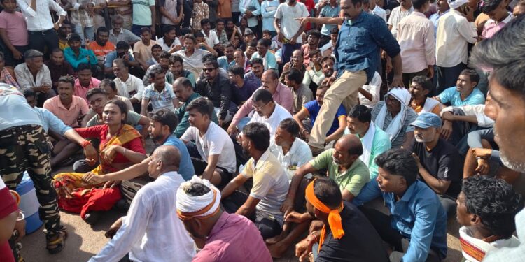 संतप्त नागरिकांनी केला राष्ट्रीय महामार्ग जाम शेतात कापूस वेचण्याकरिता गेलेल्या महिलेवर केला वाघाने हल्ला