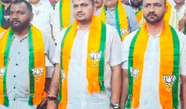 शिवसेना पोलादपूर तालुका समन्वयक सुदेश उतेकर यांनी हाती घेतले कमळ.