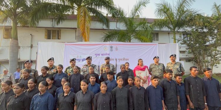 28 माओवाद्यांचा समाजाच्या मुख्य प्रवाहात पुनर्वसन;हिंसाचाराच्या विरोधात शांततेचा निर्णायक विजय
