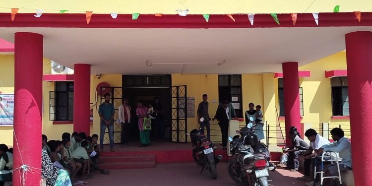 भामरागडचं रुग्णालयच आजारी; वैद्यकीय अधिकाऱ्यांच्या गैरहजेरीने रुग्ण त्रस्त
