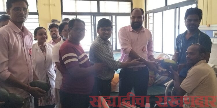 युवा रूरल असोसिएशनच्या २४ व्या वर्धापन दिनानिमित्त रुग्णांना फळवाटप