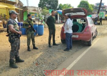 भामरागड येथील अति जलद प्रतिसाद पथकाकडून वाहनांची कसून तपासणी