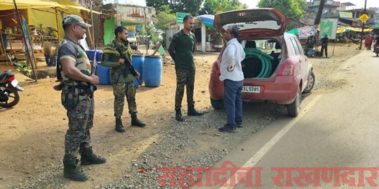 भामरागड येथील अति जलद प्रतिसाद पथकाकडून वाहनांची कसून तपासणी