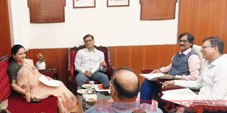 रेल्वे प्रवाशांच्या प्रश्नांसाठी खासदार प्रतिभा धानोरकर आक्रमक; नागपूर बैठकीत प्रलंबित कामांचा घेतला आढावा