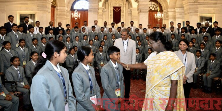 मोठी स्वप्ने पाहा… ती पूर्ण करण्यासाठी जिद्दीने प्रयत्न करा;राष्ट्रपती द्रौपदी मुर्मू यांचा गडचिरोलीतील आदिवासी विद्यार्थ्यांना प्रेरणादायी संदेश