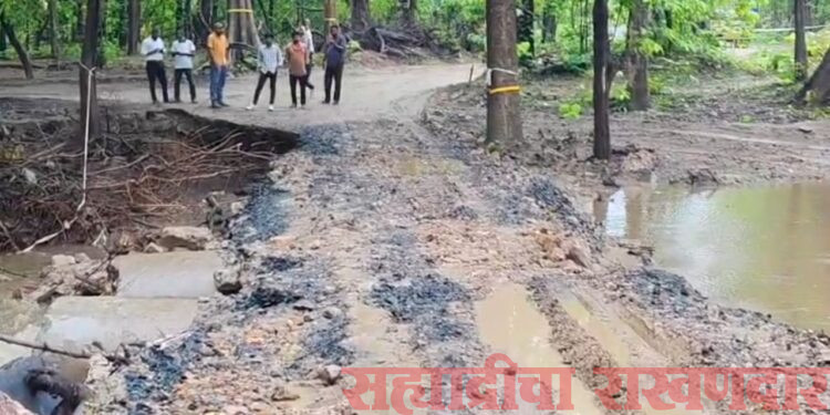 आलापल्ली–सिरोंचा महामार्गावर पुन्हा प्रवाशांचे हाल; रेपणपल्लीजवळ वळण रस्ता वाहून गेला, पुन्हा वाहतूक ठप्प