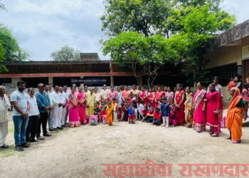 स्वातंत्र्यदिनाच्या पूर्वसंध्येला चिमुकल्यांना शैक्षणिक किटचे वाटप