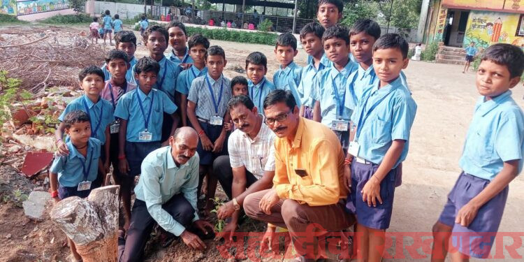 योगशिक्षकाच्या वाढदिवशी विद्यार्थ्यांनी दिला पर्यावरण संवर्धनाचा संदेश